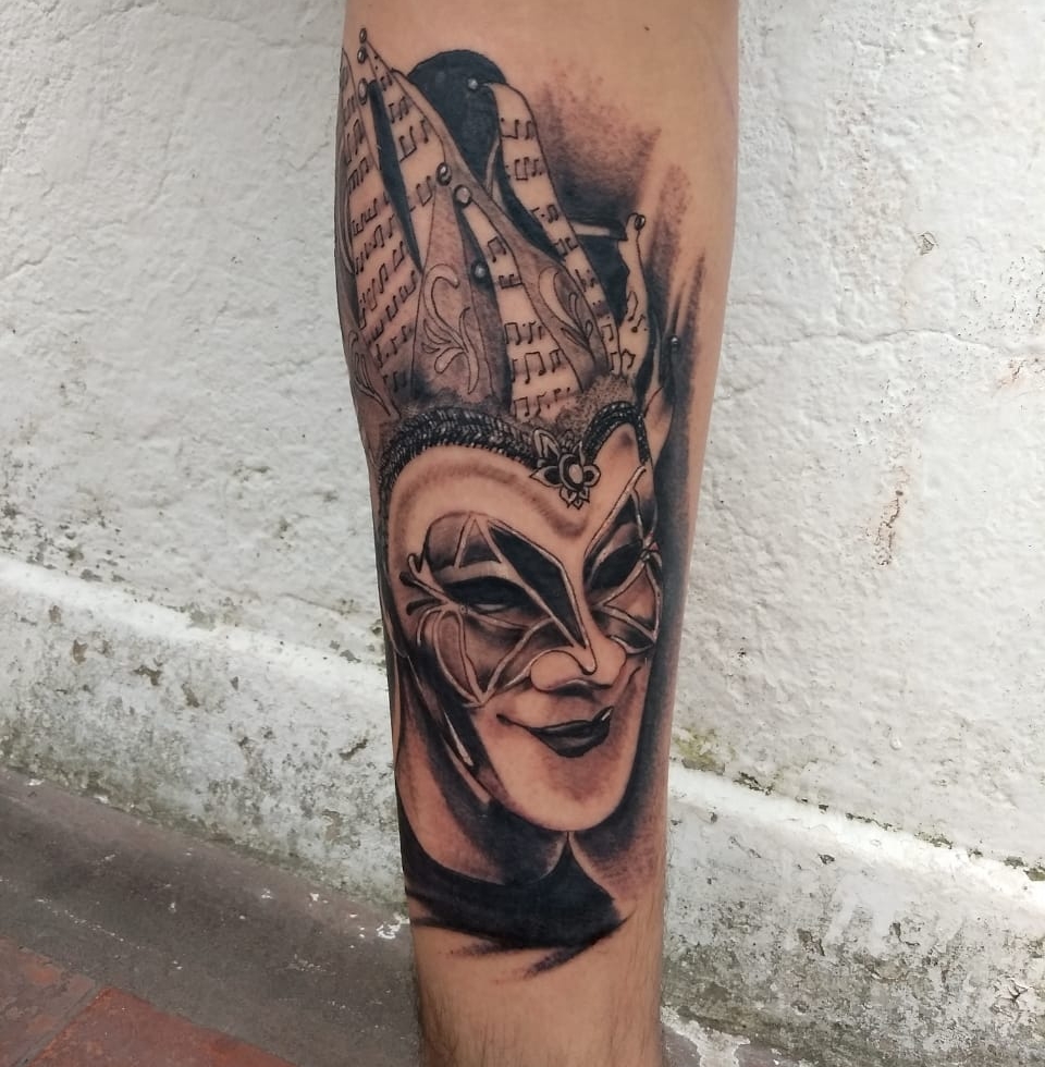 Tatuaje de máscara veneciana hecho en FITY TATTOO