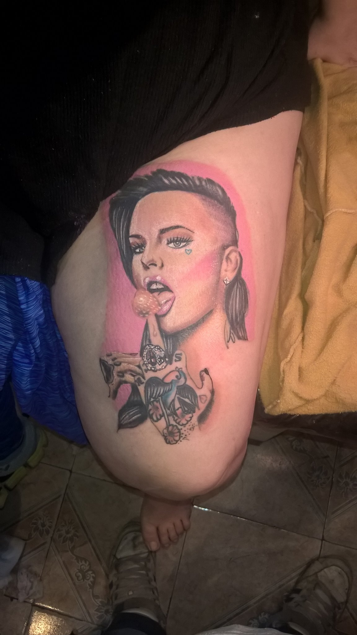 Tatuaje a color estilo pin-up hecho en FITY TATTOO